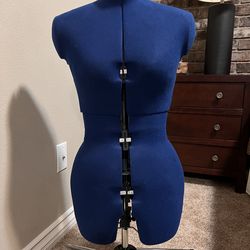 Adjustable Dress Form Small to Medium.