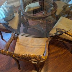 BEAUTIFUL DINING ROOM.