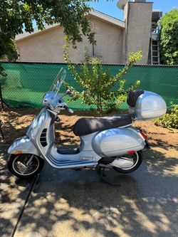 Vespa Scooter GTS 300 with Top Case