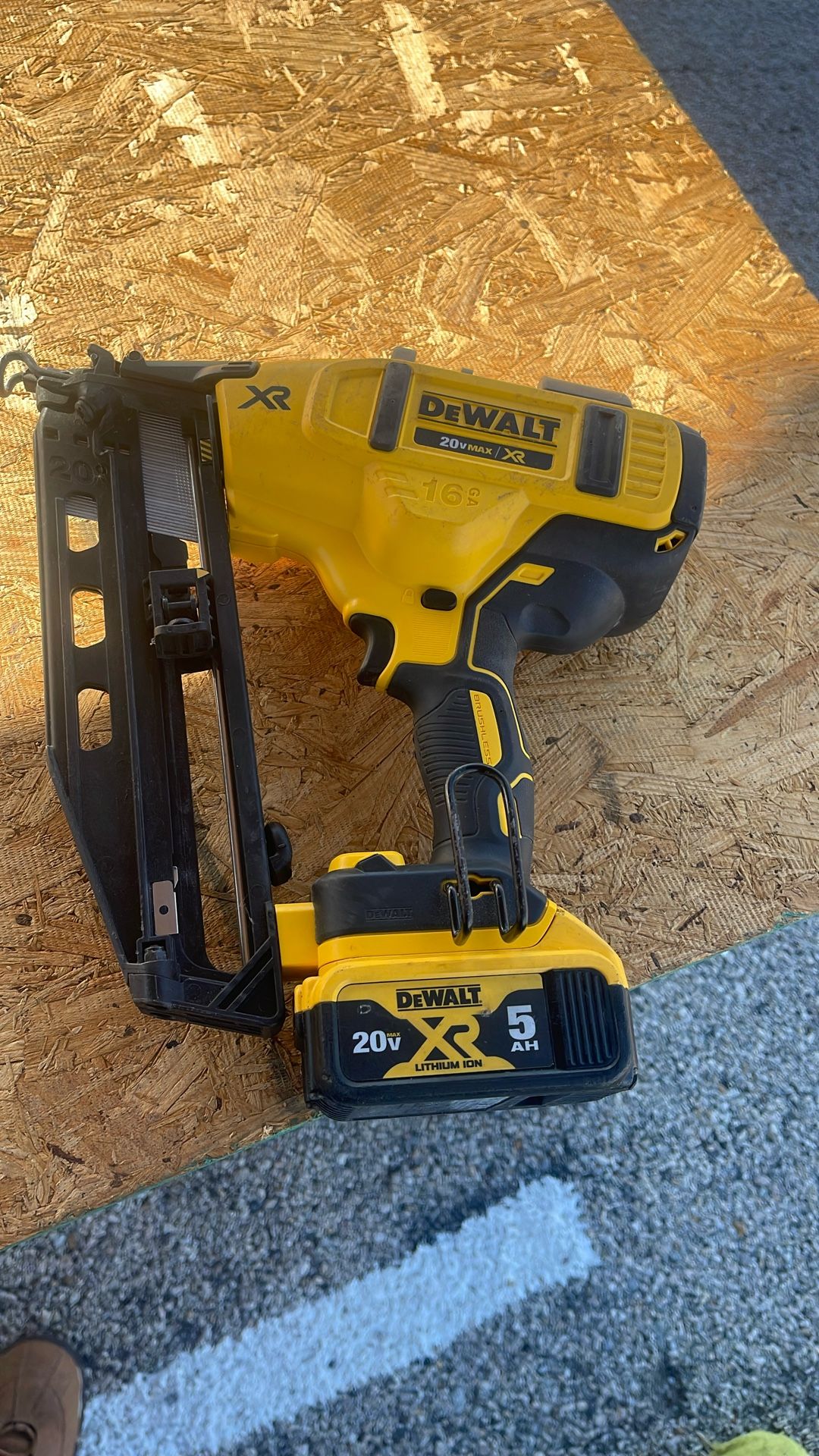 Dewalt Finish Nail 20 Volts 16 Ga