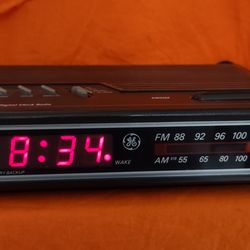 GE Digital Clock Radio Model 7-4612B Red Display AM/FM Black