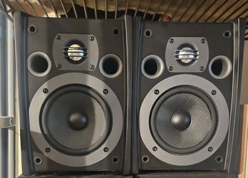 Pair of Bookshelf Speakers
