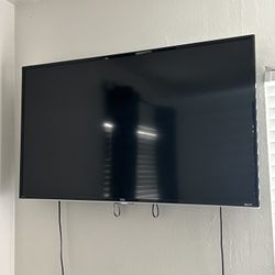 TLC 32” ROKU TV