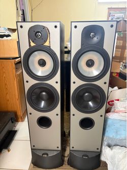Paradigm Monitor 9 v.3 floorstanding tower speakers.