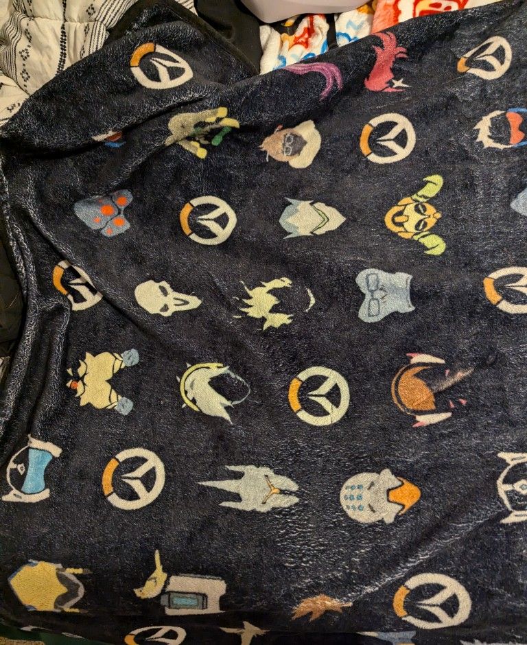Overwatch Throw Blanket BoxLunch Exclusive