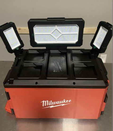 Milwaukee M18 Cordless PAckout flood light and usb (tool Only)
