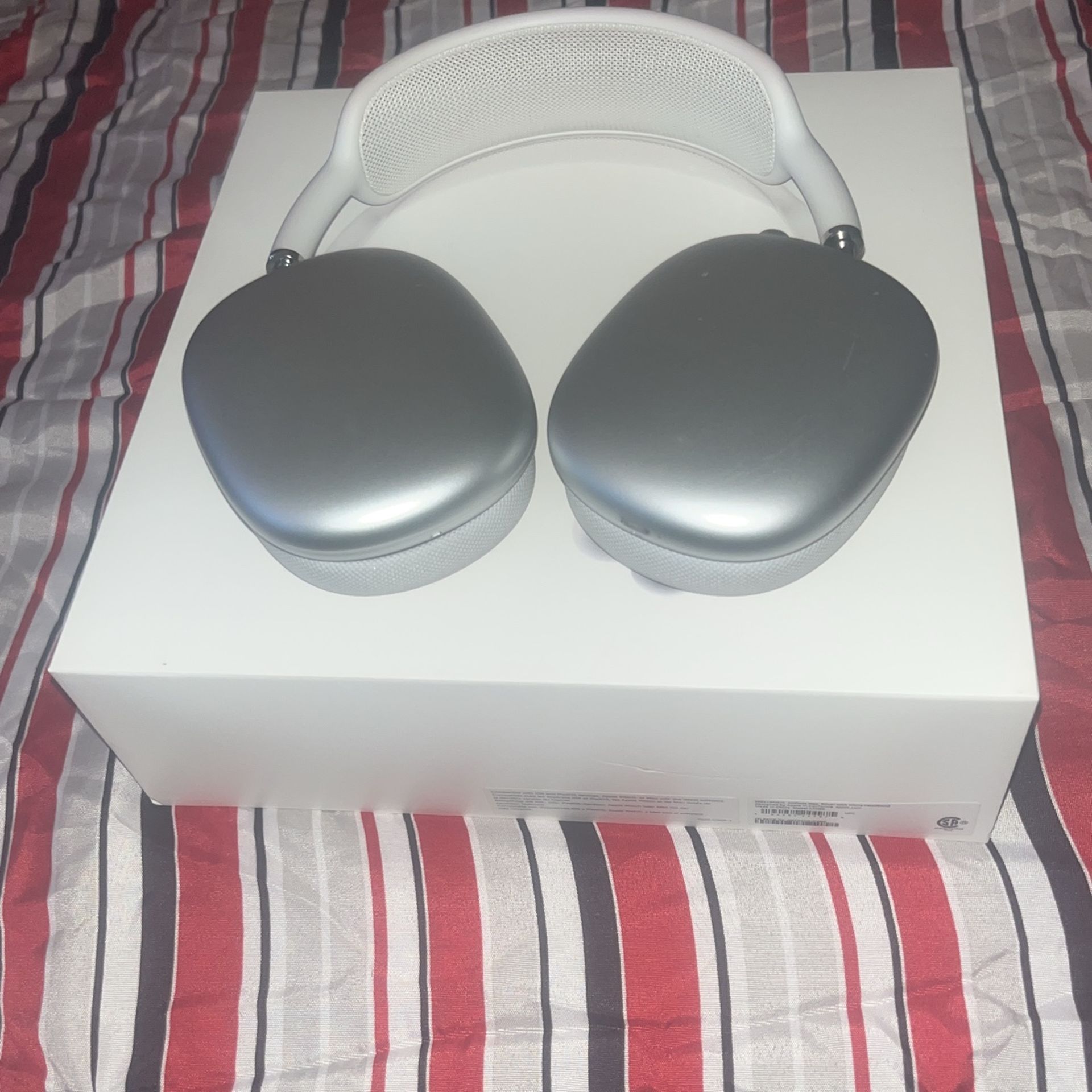Selling AirPods Max With Smart Case