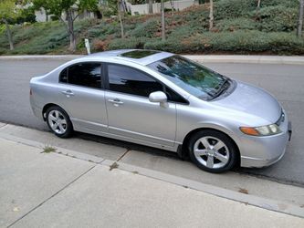 2007 honda civic Automático ✅️ titulo limpio personal en mano de California pasa smok check placas vigentes cámara de reversa Ac frio y caliente solo 
