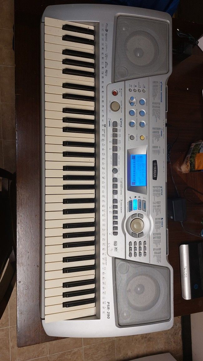 Yamaha PSR 290 Keyboard, Works Great Sound, all keys work, haven't tested if all the extra buttons work 61 keys, cosmetic wear s