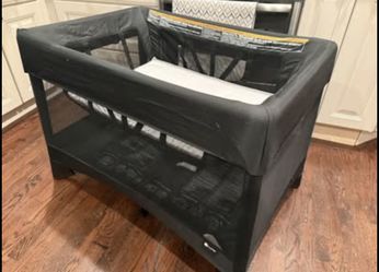 4Moms Breeze Plus Playard