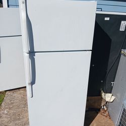 White Ge Refrigerator 