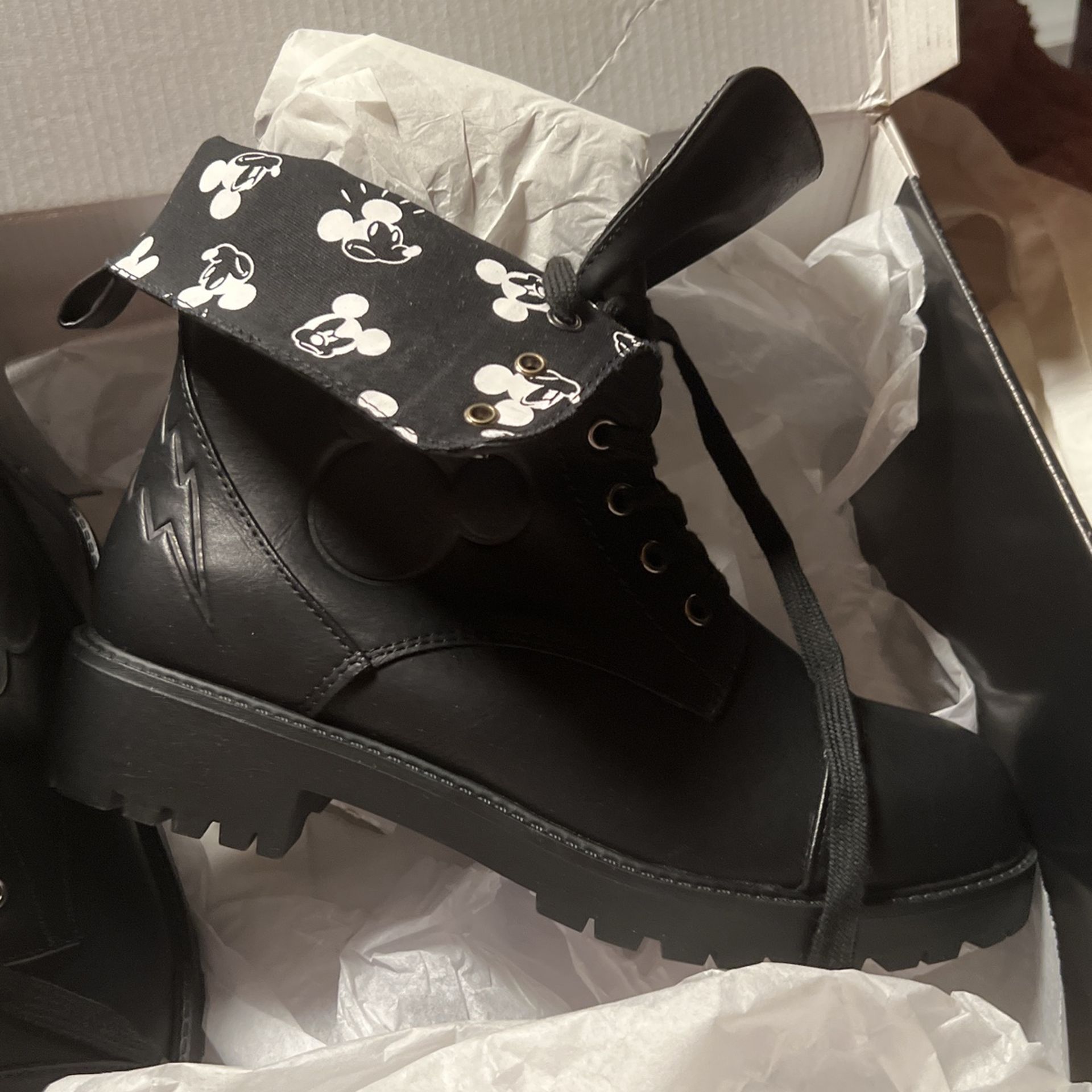 Brand new authentic Mickey Mouse boots for women the inside is completely covered with Mickey Mouse. The outside has embroidered Mickey d Mickey Mouse