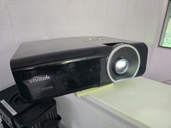 Vivitek native 1080 full-HD Home Theater Projector – Brand New Lamp with bonus mounting bracket