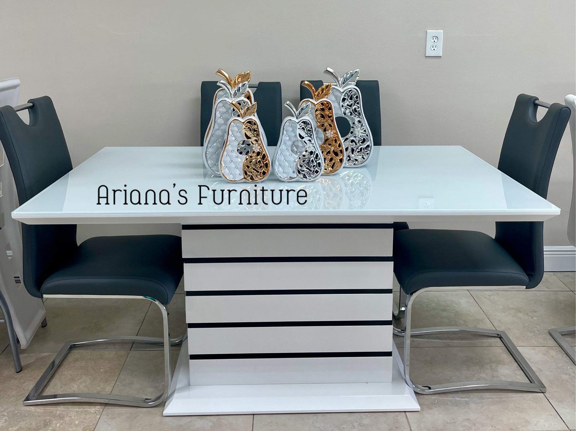 New Glass Top Ta Ble + 4 Chairs 59x35