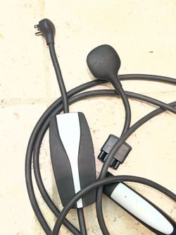 Lightly used genuine Tesla Gen 2 Mobile Connector in excellent working condition.