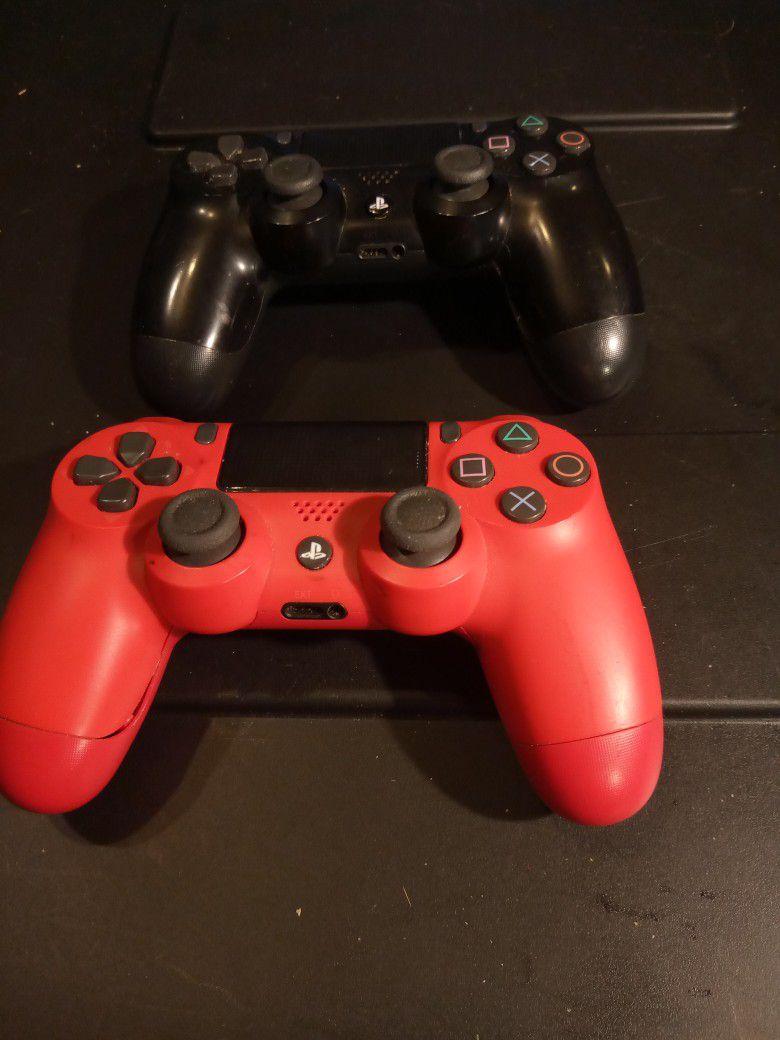 PLAYSTATION 4 DUAL SHOCK CONTROLLERS