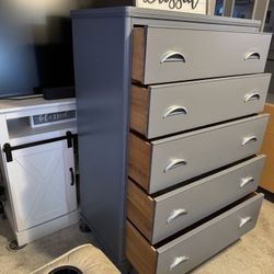 ✨✨. BEAUTIFUL GRAY TALL SOLID WOOD 5 DRAWER DRESSER✨✨