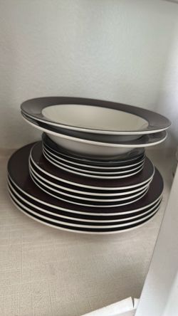 New Traditions Dinnerware Set – Modern Chocolate Brown & Cream – 14 Pieces