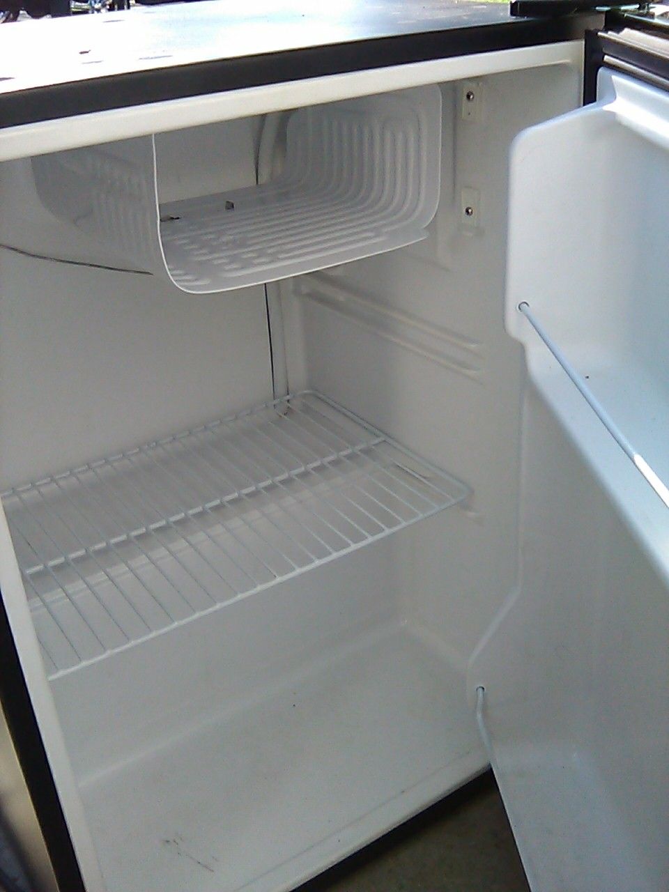 Black n decker black mini fridge