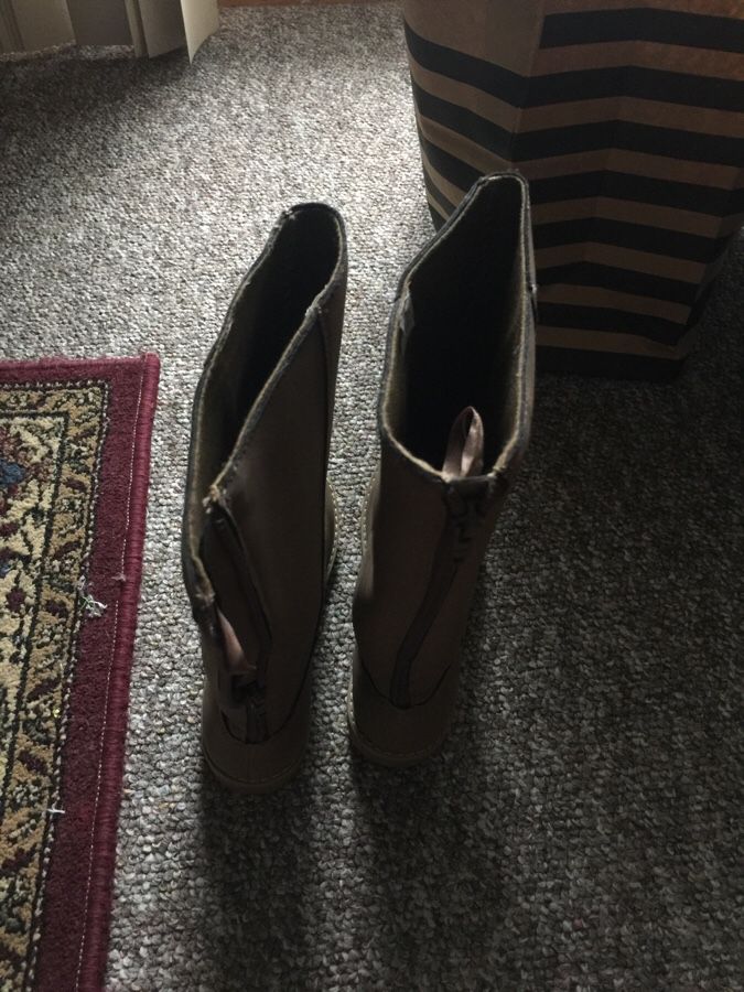Gap girls boots , size 2 , never been worn