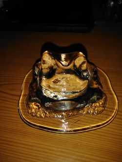 Frog glass paperweight