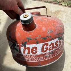 Antique gas can in great condition and must see