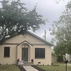 2 beds   1 baths  1,900 sqft 609 N 15th St, McAllen, TX 78501