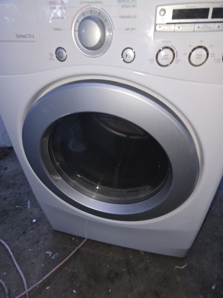 LG Gas Dryer King Size Capacity And Heavy Duty Works Excellent 