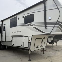 2024 Keystone Montana 3231CK – Luxury Fifth Wheel – Financing Available