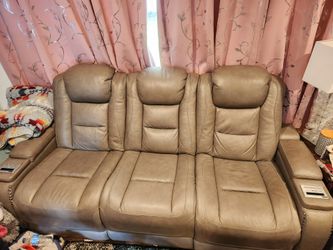 Fully Automatic Couch W/ Charging Ports