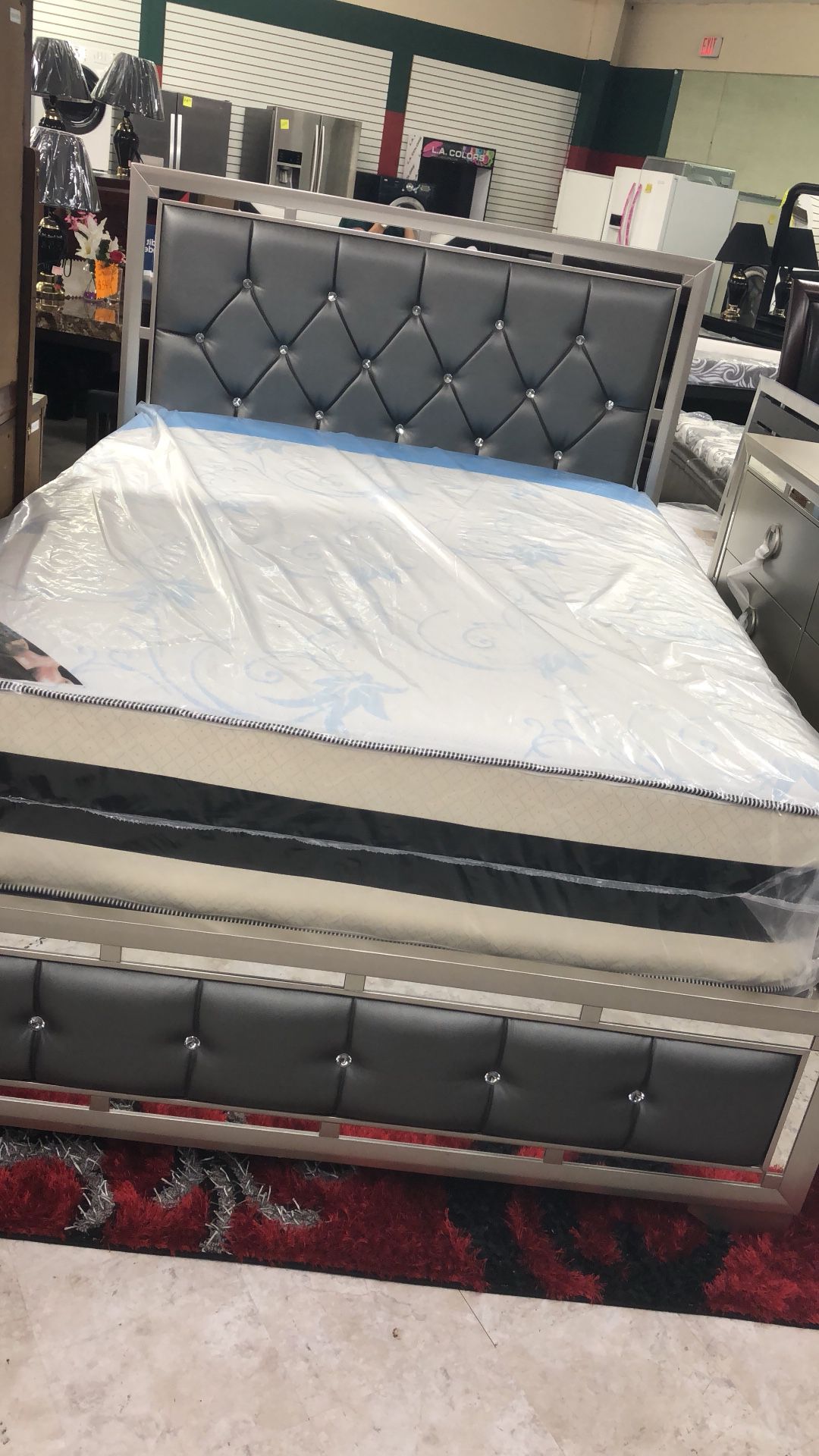 Camas queen mattress and box spring