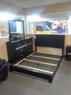 4PC QUEEN BEDROOM SET: QUEEN BED FRAME, DRESSER, MIRROR, NIGHTSTAND