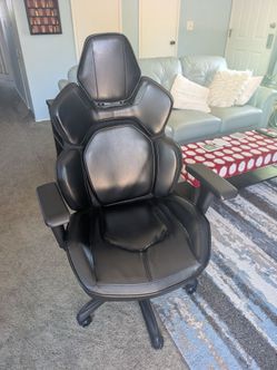 Black gaming / office chair