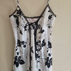 💥BRAND NEW "Victoria's Secert " Open - Front baby doll slip dress Size Medium 💥


