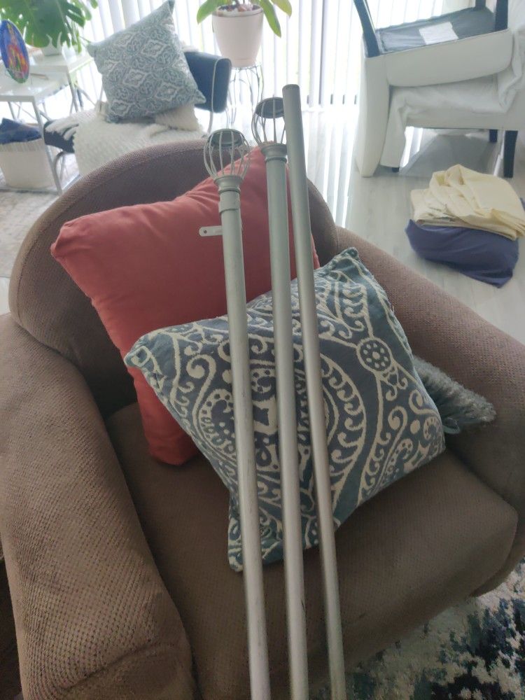 2 Curtain Rodes Used $ 10 Dólar Bouth