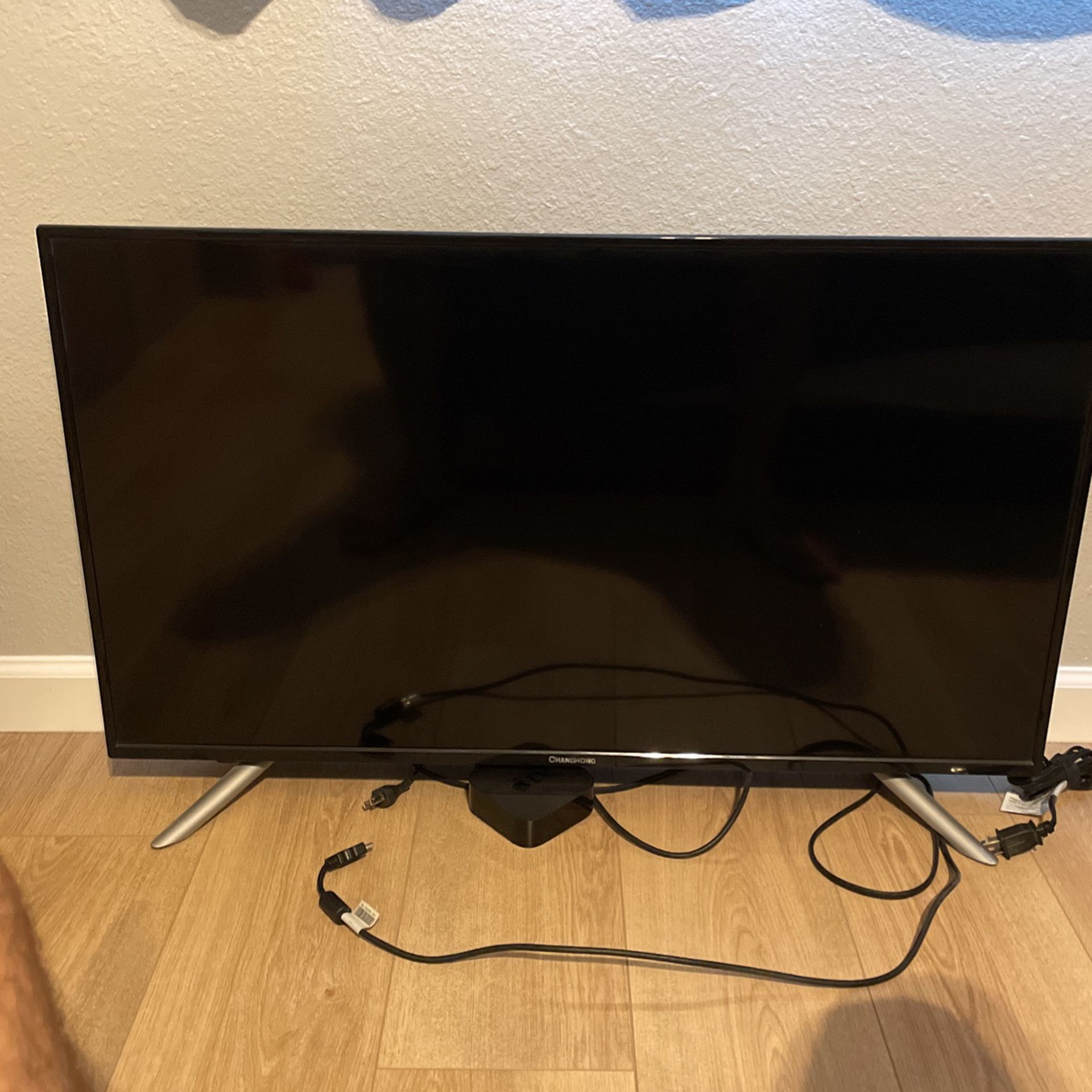 40” TV With Apple TV Box Included