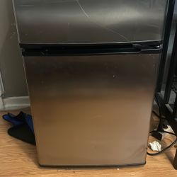 Edgestar Mini Fridge With freezer 