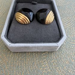Vintage black/gold classic studs statement earrings 1”  In great condition 