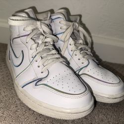 Wmns 9 Air Jordan 1 Mid SE ‘Iridescent Trim’