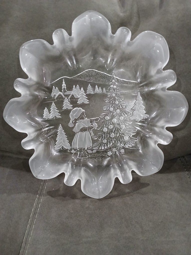 Mikasa Lrg 12" Fluted  Decorative Christmas Bowl