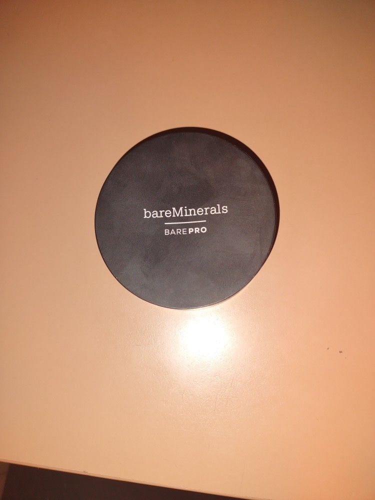 bareMinerals Performance Wear Powder Foundation Walnut 23