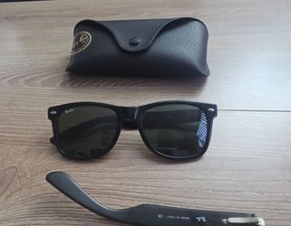 Ray-Ban Wayfarer (broken arm - for parts/repair)