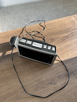 Am/Fm Digital Clock Radio / Dual Alarms with Snooze & Sleep Aux Line In/Vintage (Used)