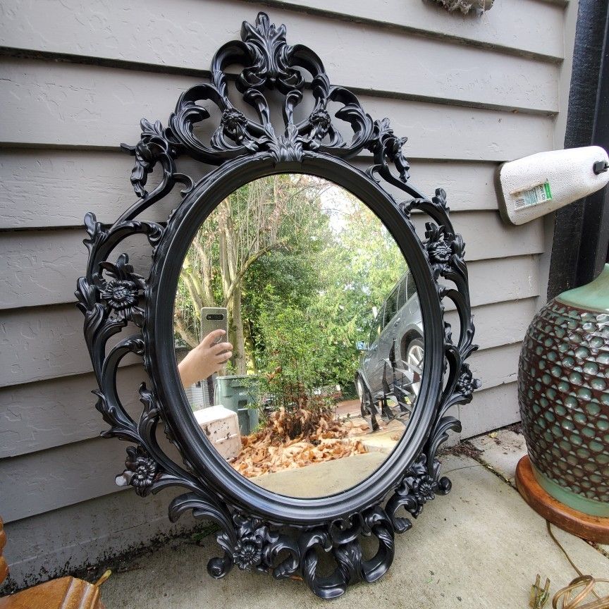 Black Ornate Oval Mirror. Exellent Condition.  New