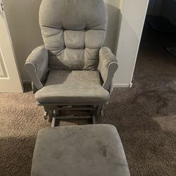 Nursery Glider & Ottoman  Located in Las Vegas Southwest (Near IKEA - 89148). Cash or Zelle only, no delivery.