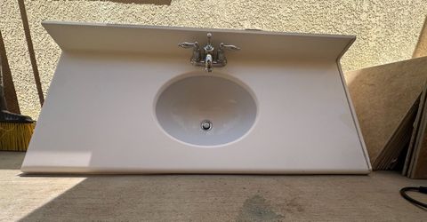 Single Sink w/ Countertop & Faucet (READ DESCRIPTION)