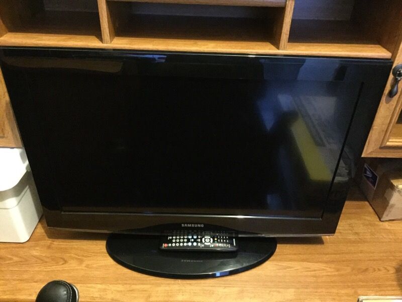 Samsung 32" LCD HD Television LN32A450C1D with Wall Mount
