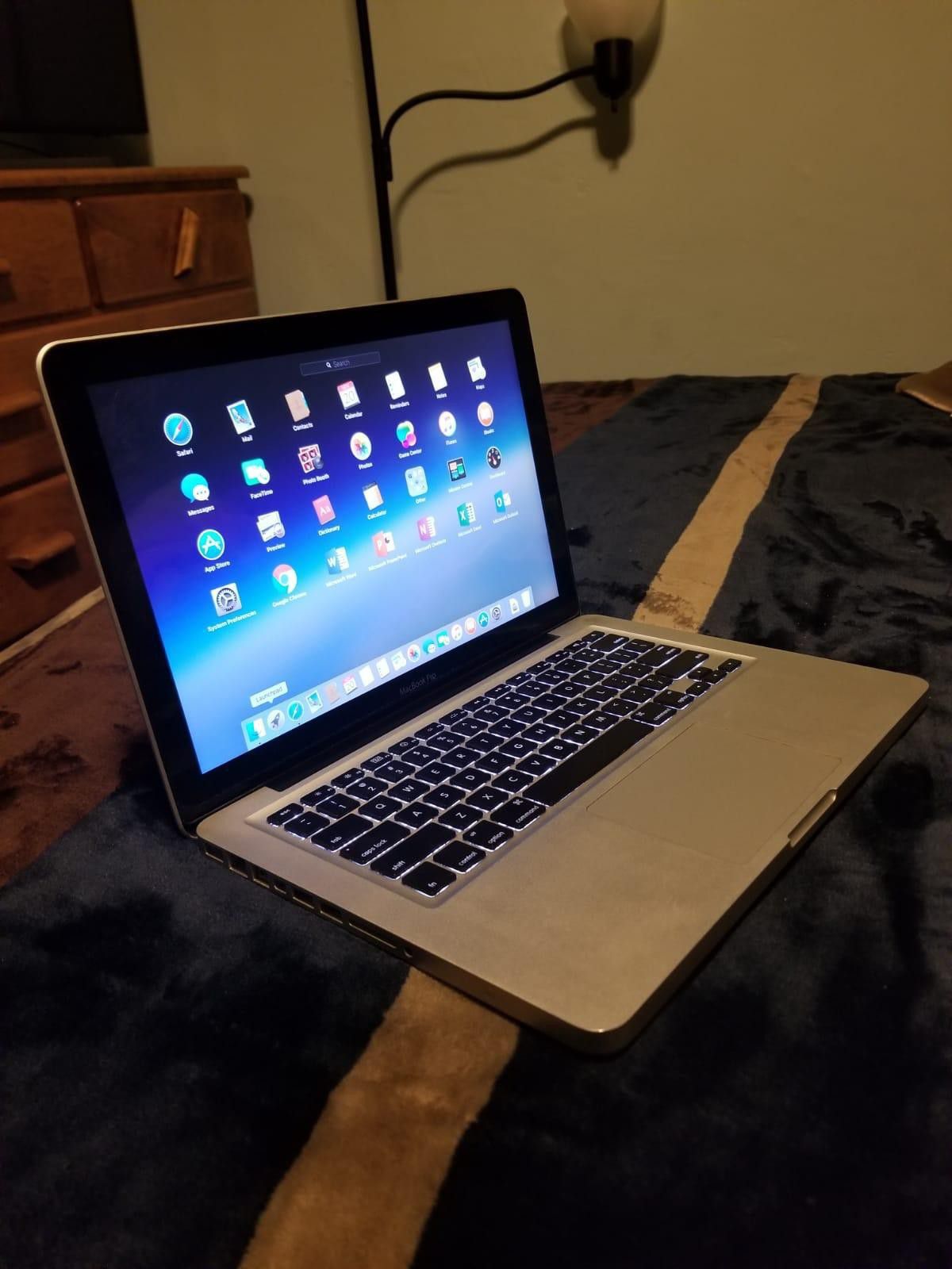 Excellent 15 inch Apple Macbook Pro Laptop computer in good condition with programs