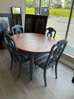 Cottage Sheek Dining Table And Chairs