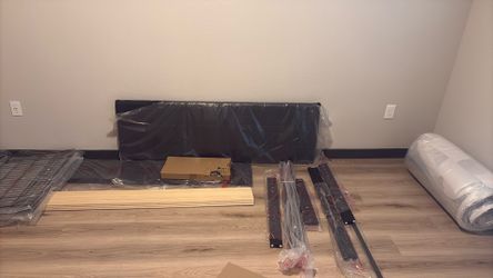 Queen mattress / bed frame ( black )